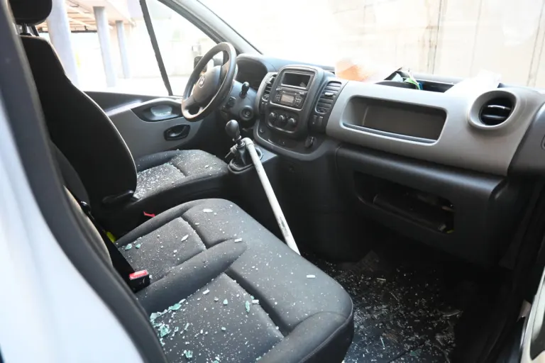 Vaduz – Lieferwagen mit Metallstange beschädigt