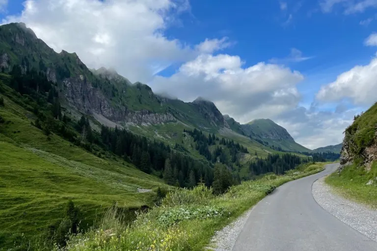 Muotathal SZ - Motorradlenker bei Sturz auf dem Pragelpass wegen Ausweichmanöver erheblich verletzt