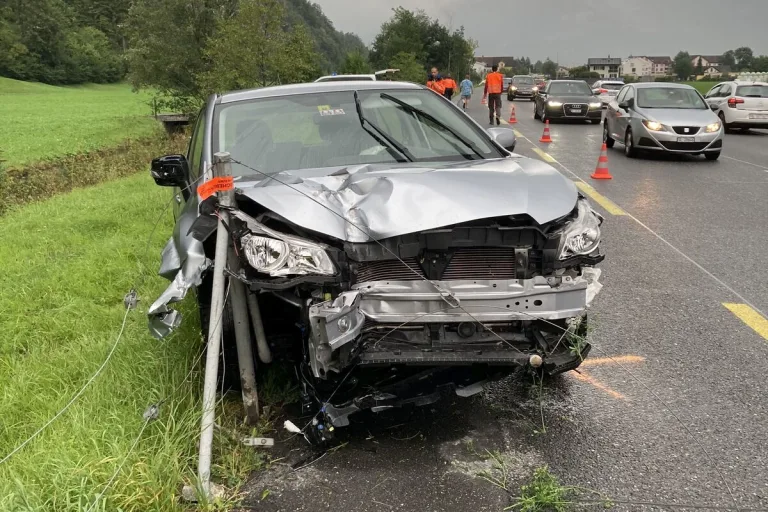 Näfels GL - Kollision mit einem Strassenzaun