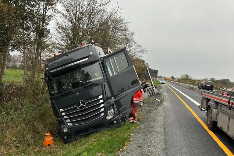 Cuxhaven – A27 nach Unfall eines Autotransporters gesperrt
