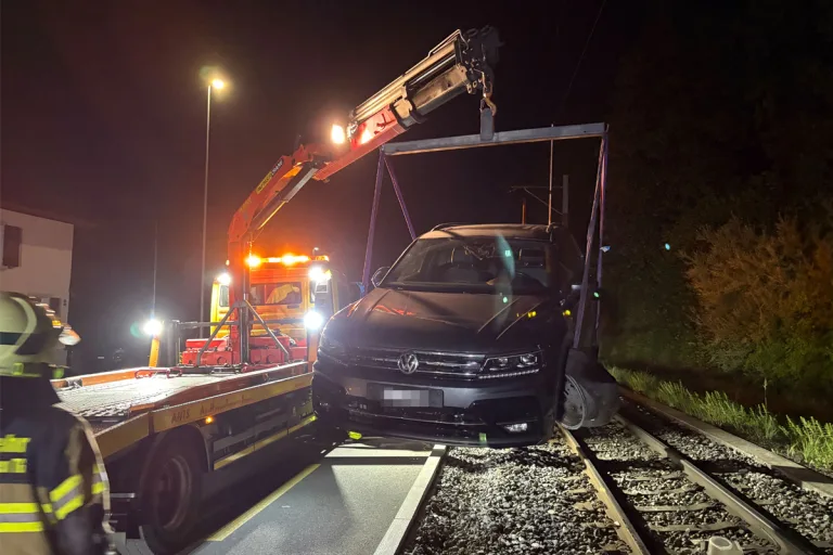 Wängi TG – Autolenker landet nach Sekundenschlaf im Gleisbett