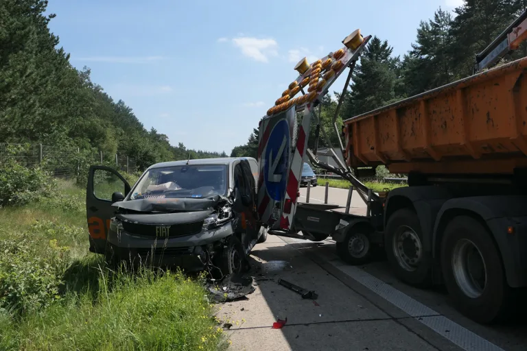 A29 Emstek NI – Transporter prallt auf Sicherungsanhänger