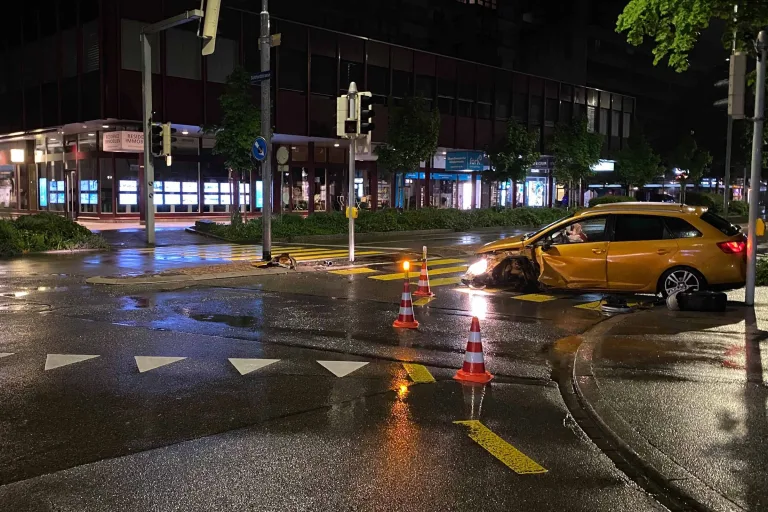 Unfall in Zug – Autofahrer kollidiert mit Lichtsignalanlage