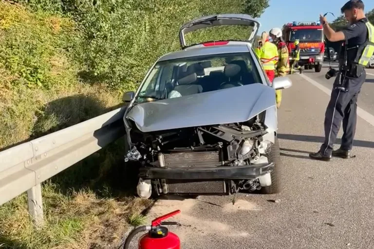A57 Alpen NW – Pkw schleudert auf Autobahn und kollidiert mit Lkw