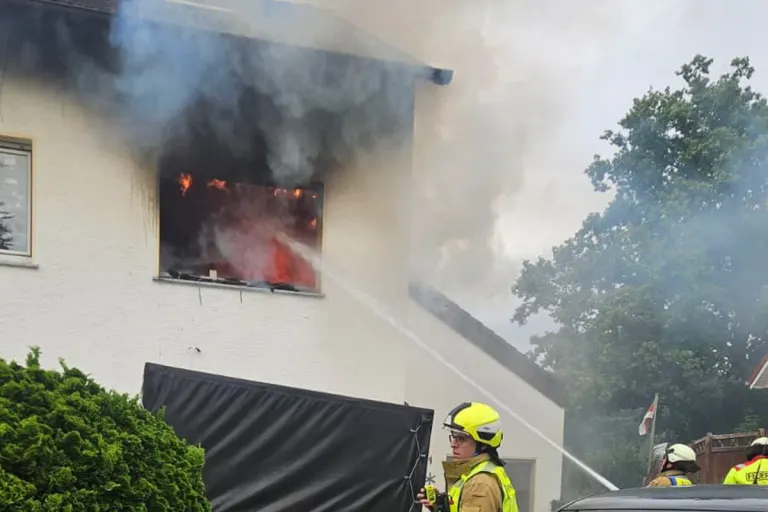 Menden NW – Zimmerbrand in Mehrfamilienhaus