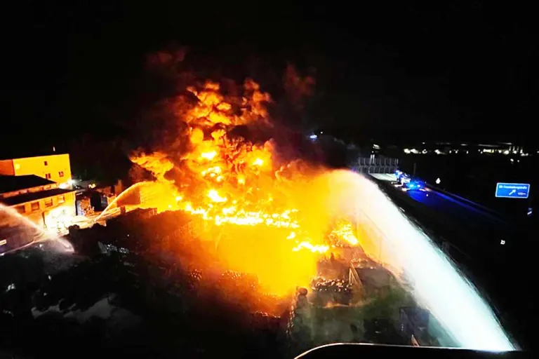 Bochum - Großfeuer in einem Reifenlager