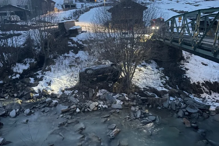 Unfall in Vals GR - Personenwagen stürzt in Bachbett