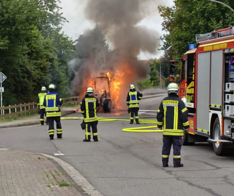 Himmelpforten – Baumaschine brennt vollständig aus
