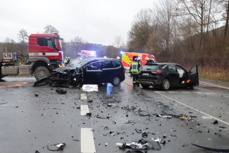 Brakel NW – Drei teils schwer Verletzte nach Verstoß gegen Vorfahrt