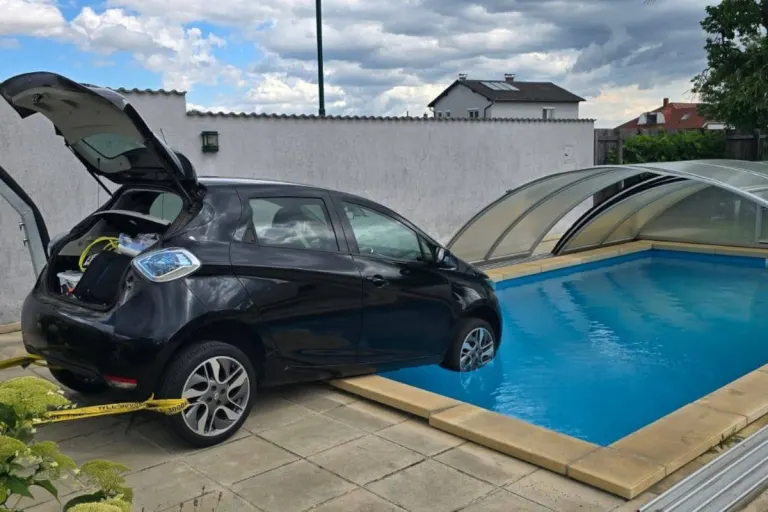 Unfall in Fels am Wagram – E-Auto landet im Swimmingpool