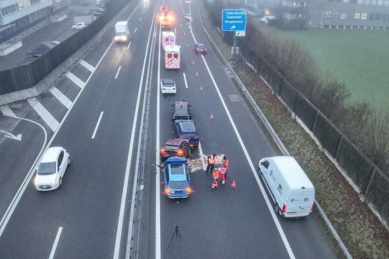 Massenkarambolage in Stans NW - Sechs beteiligte Fahrzeuge 