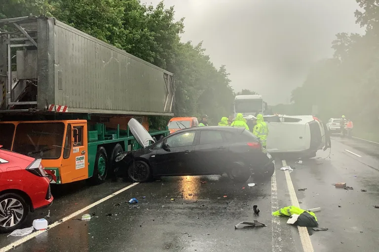 Paderborn – Drei Verletzte bei schwerem Unfall mit vier Fahrzeugen