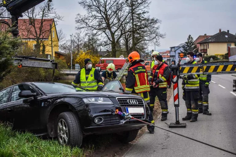 Krems an der Donau - Audi drohte in Teich zu stürzen