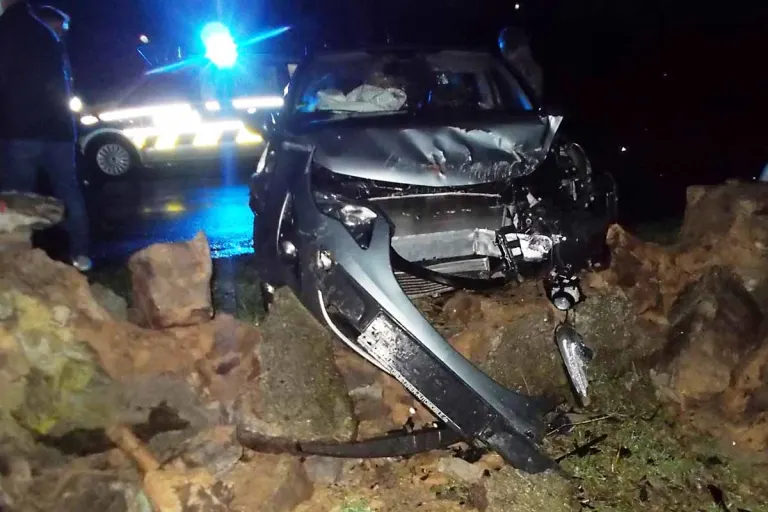 Heftiger Crash in Hüllhorst - Autofahrerin prallt gegen Mauer!