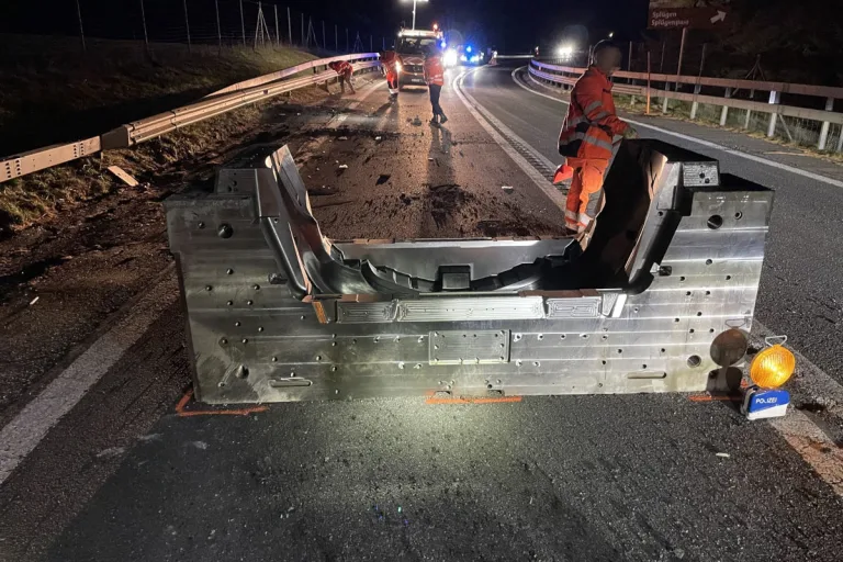 A13 Splügen GR – Sattelschlepper verliert schwere Ladung