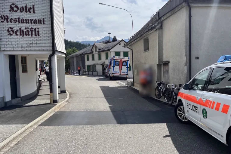 Amden SG - Hinterrad von Bus rollt über Velofahrer