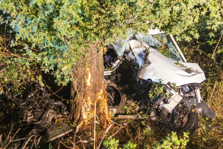 Iserlohn – Zwei lebensgefährlich Verletzte nach Alleinunfall