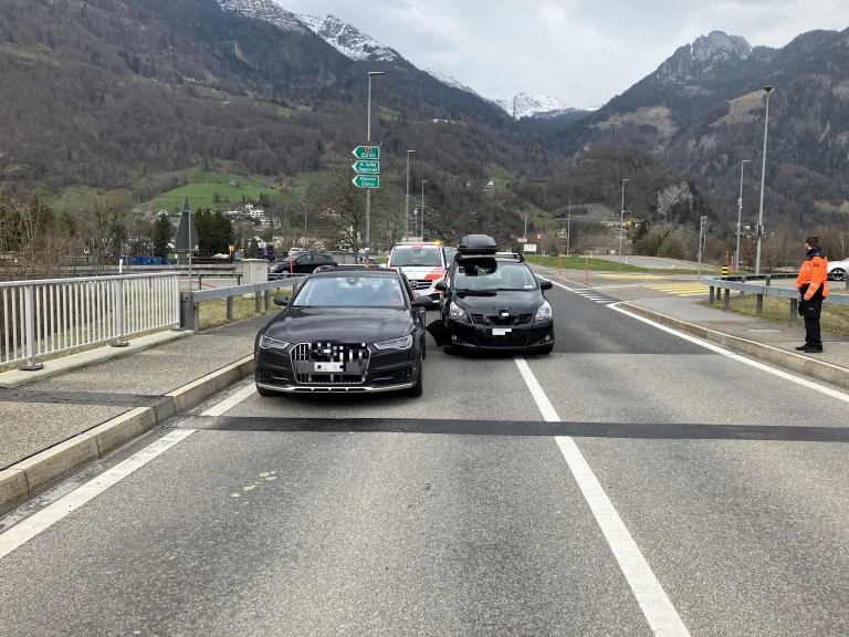 Kollision bei der Autobahnausfahrt Mollis GL: Sachschaden bei seitlichem Zusammenstoss
