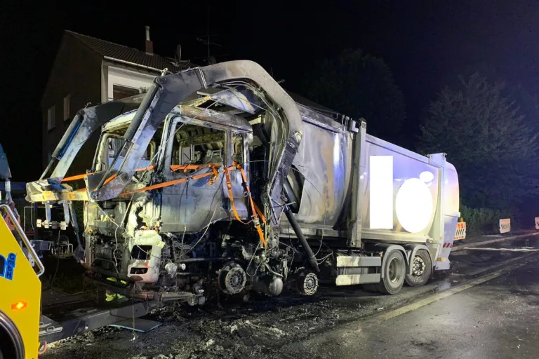 Wetter (Ruhr) – Brennender Müllwagen beschäftigt Feuerwehr