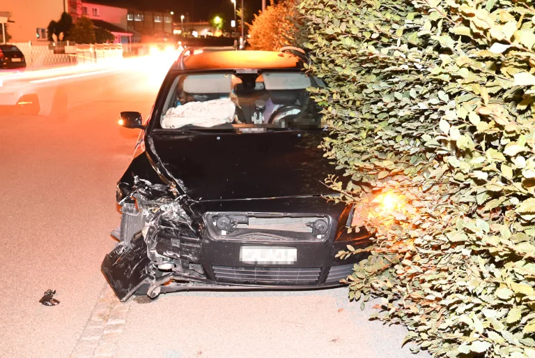Degersheim SG – Alkoholisierte Lenkerin kracht in parkiertes Auto