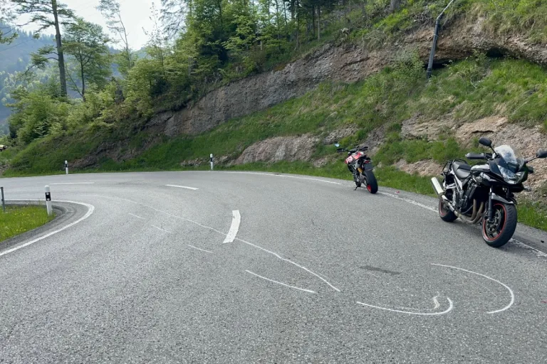 Unfall in Urnäsch AR - Motorrad rutscht über Gegenfahrbahn und trifft Töfffahrerin