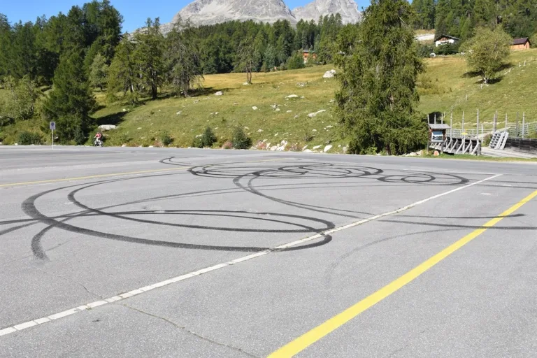 St. Moritz GR - 30-Jähriger alkoholisiert auf Parkplatz am Driften - Führerschein weg 