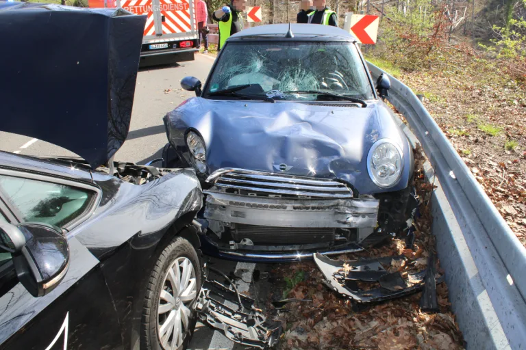 Verkehrsunfall in Odenthal - Vier Verletzte nach Kollision von Pkw und Motorrad