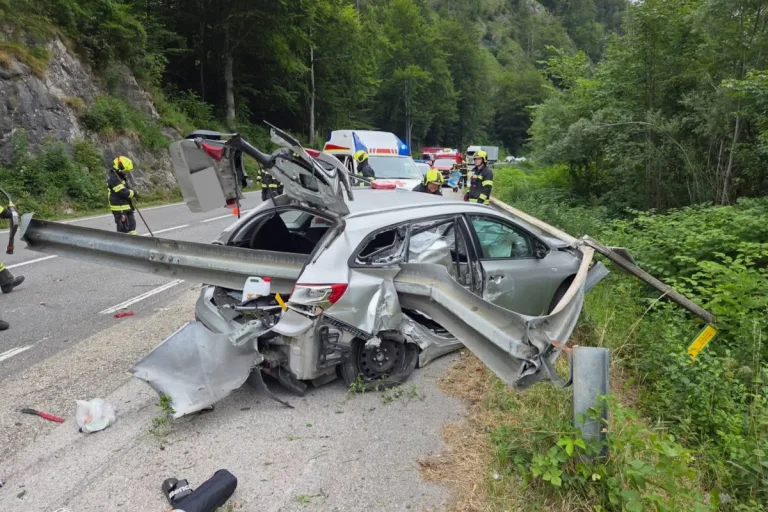 Ebensee – Auto bohrt sich nach Unfall in Leitplanke