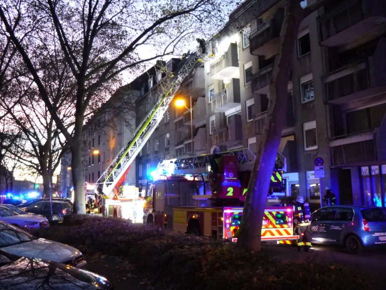 Dortmund – Feuerwehr rettet Bewohnerin – Großaufgebot bekämpft Wohnungsbrand in der Nordstadt