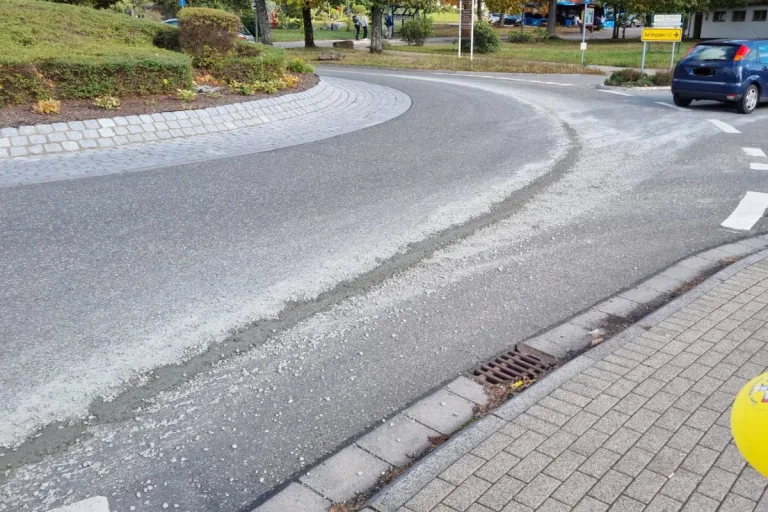 Dahn – Betonmischer-LKW verliert Fertigbeton
