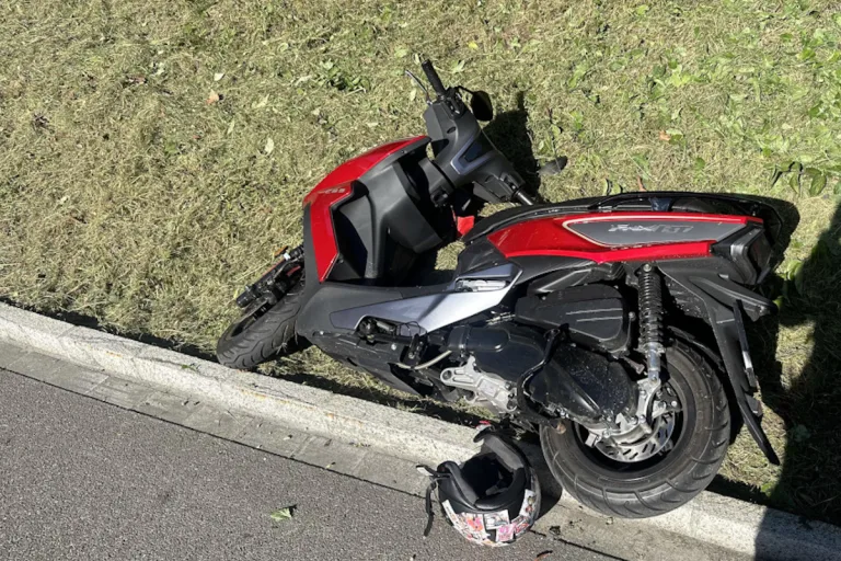 St.Gallen – Frau verletzt sich bei Sturz mit Motorrad