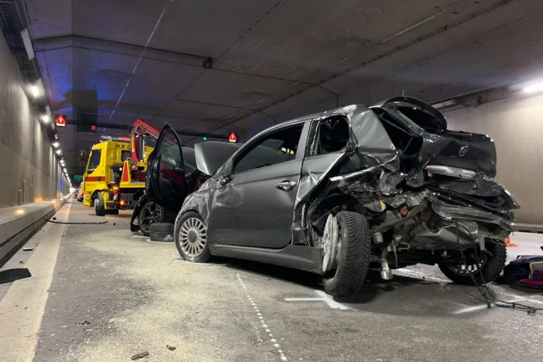 Basel - Schwerer Verkehrsunfall auf der A2 im Schwarzwaldtunnel