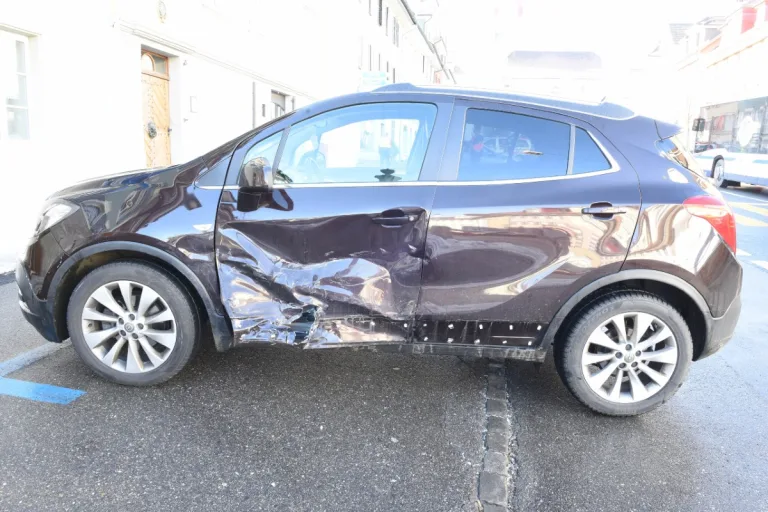 Beromünster LU - Auto fährt in Linienbus