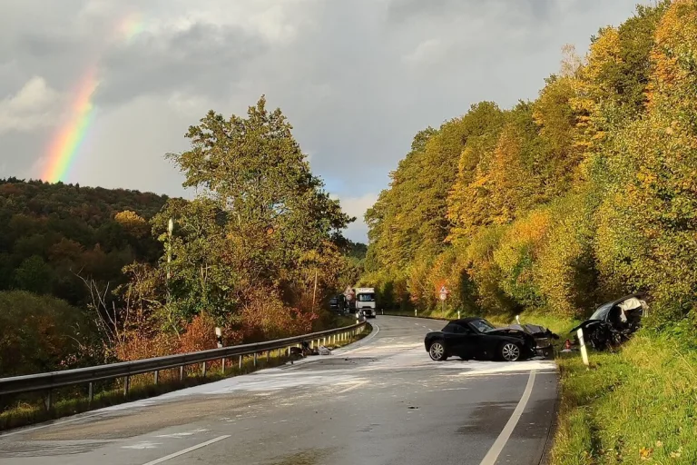 B 270 - Schwerer Verkehrsunfall mit zwei Verletzten 