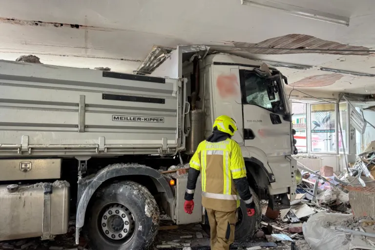 Tödlicher Unfall in St. Johann in der Haide – Lkw rast in Geschäft