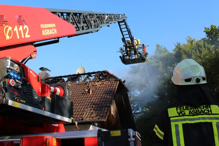 Windhagen RP – Einfamilienhaus nach Dachstuhlbrand unbewohnbar