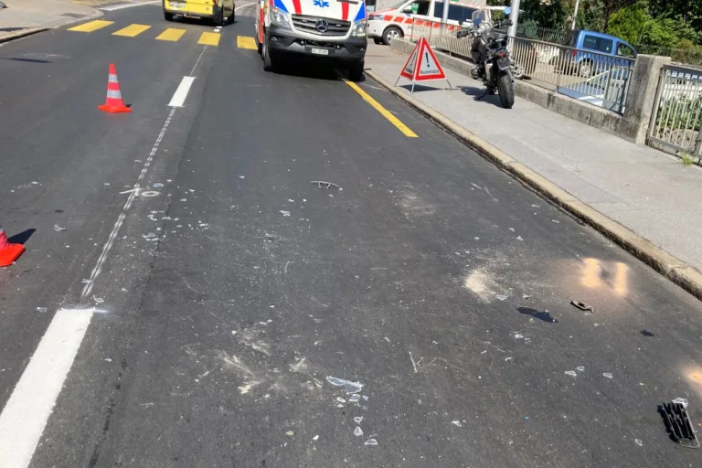 Mitlödi GL - Unfall auf der Hauptstrasse
