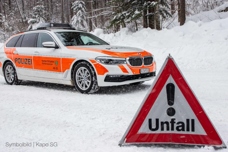Schmerikon SG – Auto kommt ins Rutschen und kollidiert mit Fussgängern und Kleinkind