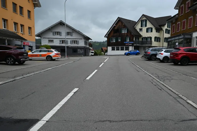 Unfall in Oberbüren SG - Rund 55-jährige Autofahrerin flüchtig