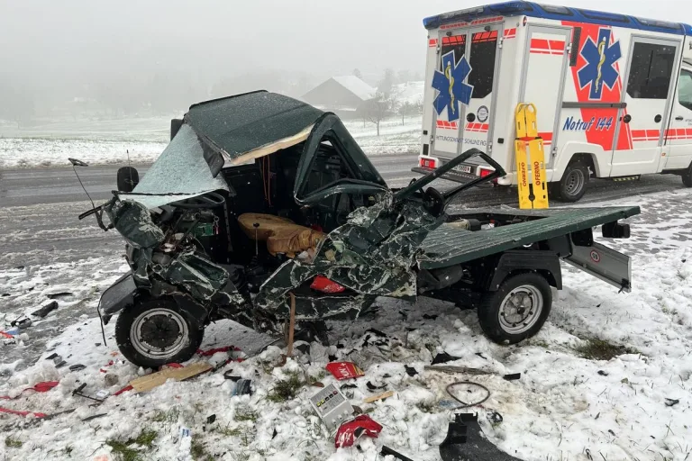 Kanton Schwyz - Mehrere Verkehrsunfälle nach Schneefall -  Eine Person erheblich verletzt