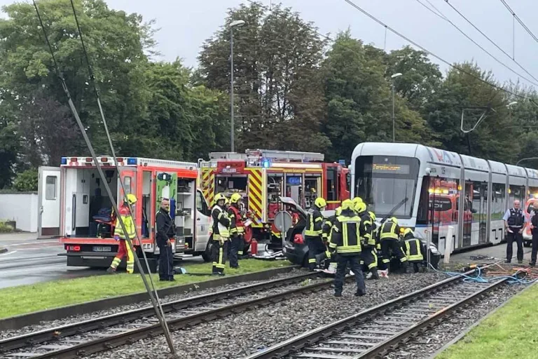 Gelsenkirchen – Zwei eingeklemmte Pkw-Insassen nach Zusammenstoß mit Straßenbahn