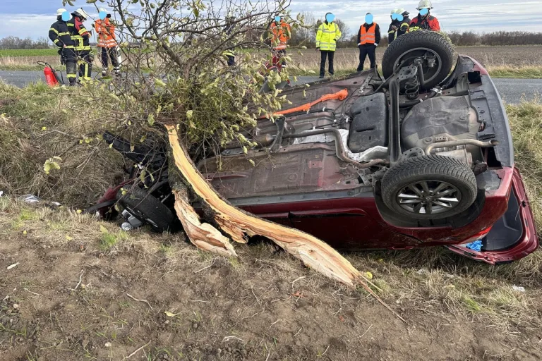 Unfall in Dingelbe NI – Frau im Fahrzeug eingeklemmt