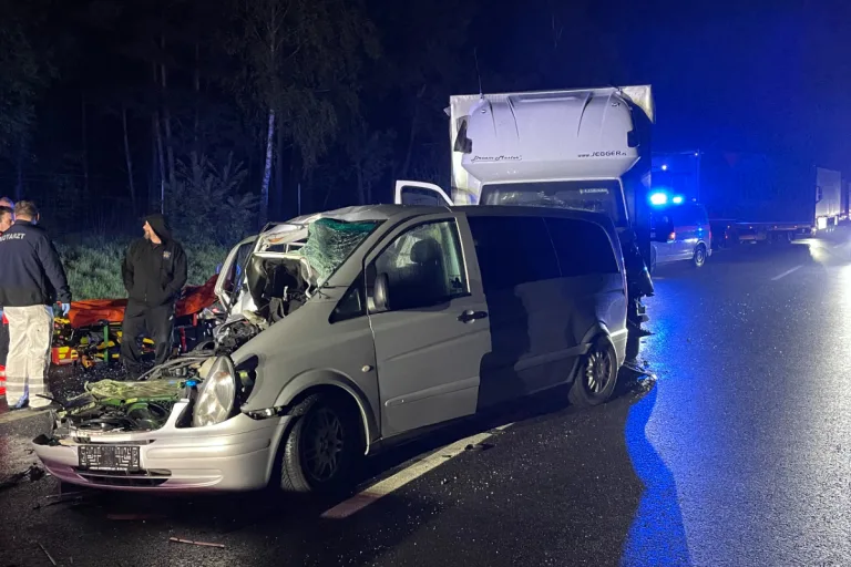 Schwerer Unfall auf A30 bei Salzbergen - Sprinter fährt auf Vito auf