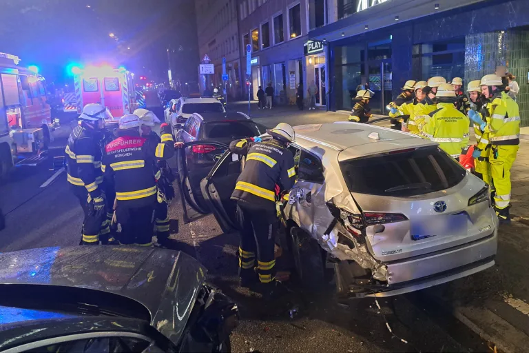 München BY – Ein Schwerverletzter nach Unfall von zwei Pkw