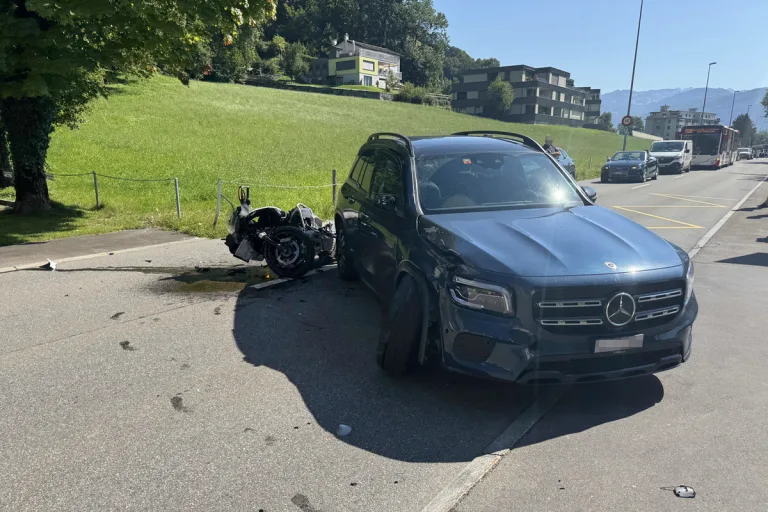 Brunnen SZ – Motorradfahrer bei Abbiegeunfall erheblich verletzt