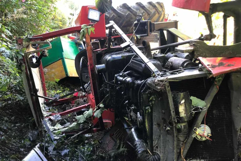 Ampass - Traktor stürzt 70 Meter ab
