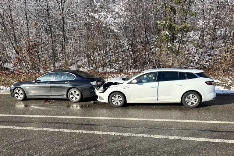 Rapperswil-Jona SG - 35'000 Franken Sachschaden nach Auffahrunfall