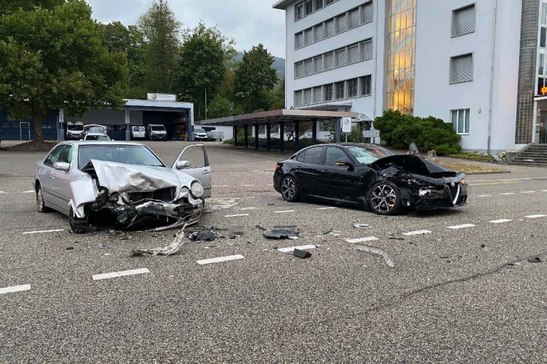 Wangen bei Olten SO - Heftige Kollision zwischen Mercedes und Alfa 