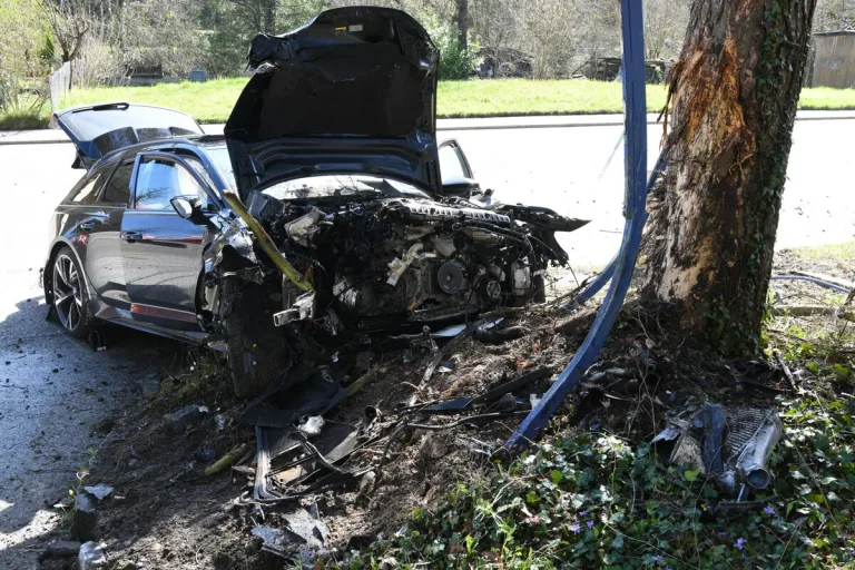Laufen BL - Audi kollidiert frontal mit Baum 