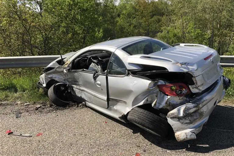 Pfaffenbach - 40-Jähriger ohne Führerschein kracht in Betonwand auf der Autobahn